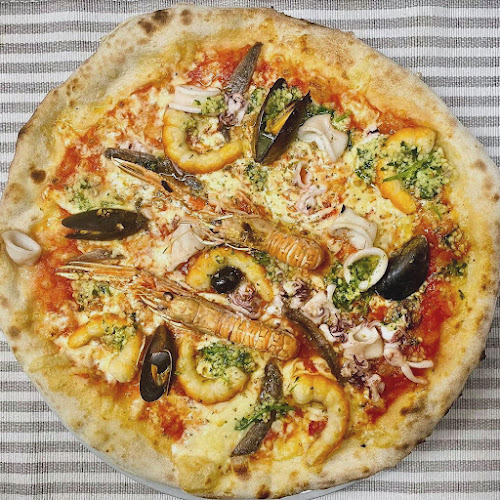 Etna picerija-italijanska kuhinja - Gastronomija in gostinstvo