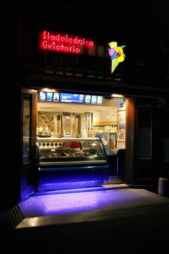 Sladolednica Lastovka (Trg Revolucije) - Gastronomija in gostinstvo