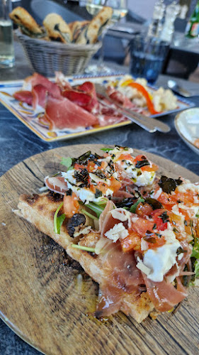 Tržaška c. 5, 1000 Ljubljana