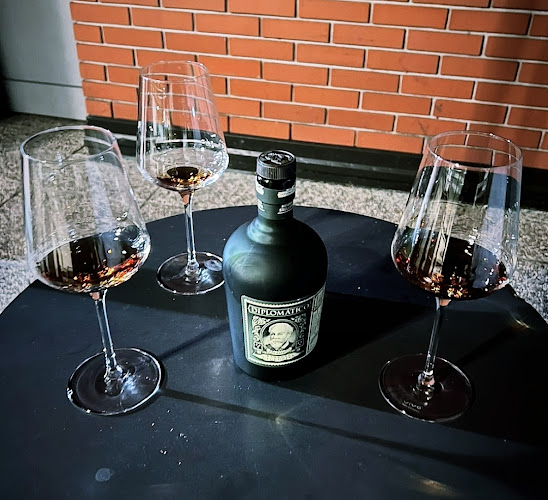 Smuggler bar - Gastronomija in gostinstvo