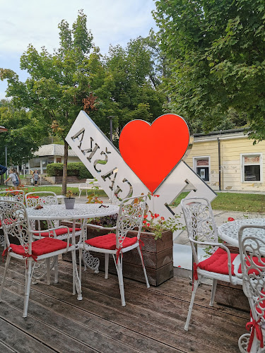 Kavarna Bar Sladolednica / Icecream caffe Pod Kostanjem