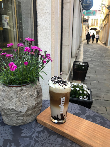 Bar Cameral - Gastronomija in gostinstvo