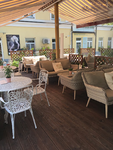 Kavarna Bar Sladolednica / Icecream caffe Pod Kostanjem - Gastronomija in gostinstvo