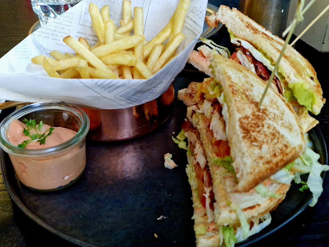 Kavarna Zvezda, Hotel Slon - Gastronomija in gostinstvo