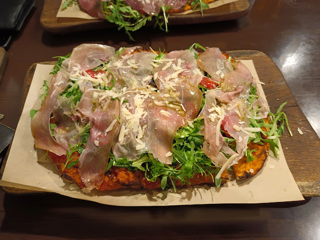 Tia's Pizza - Gastronomija in gostinstvo