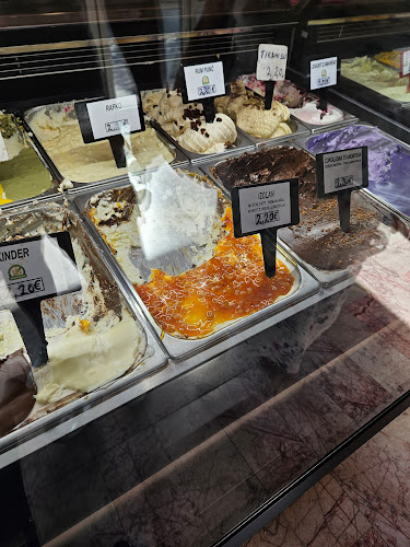 Sladoledarna in kavarna pri Ekremu