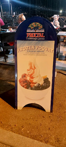 Sladoledarna in kavarna pri Ekremu