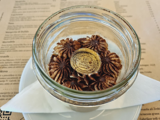 Cesarski Dvor - Gastronomija in gostinstvo