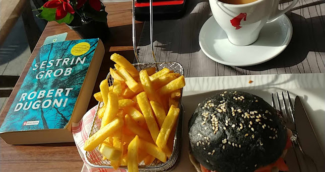 Kavarna in restavacija Pavon - Gastronomija in gostinstvo