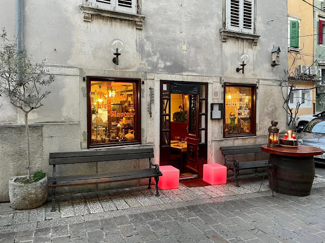 Carli Palace, Župančičeva ulica 39, 6000 Koper