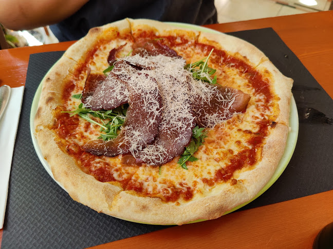 Pri Naju-gostilnica in pizerija - Gastronomija in gostinstvo