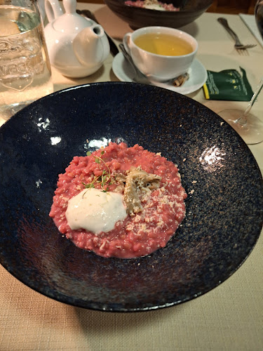 Dvor Jezeršek Brnik - Gastronomija in gostinstvo