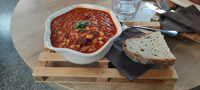 Adamič-Lundrovo nabrežje 1, 1000 Ljubljana