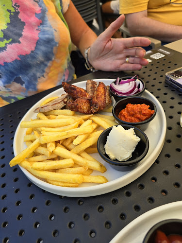 Opinii despre Lipa Plac Restaurant & Apartments, RV park în Postojna - Gastronomija in gostinstvo