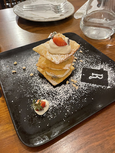 Rostelin - Gastronomija in gostinstvo