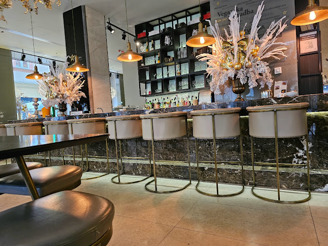 Kavarna Zvezda, Hotel Slon - Gastronomija in gostinstvo