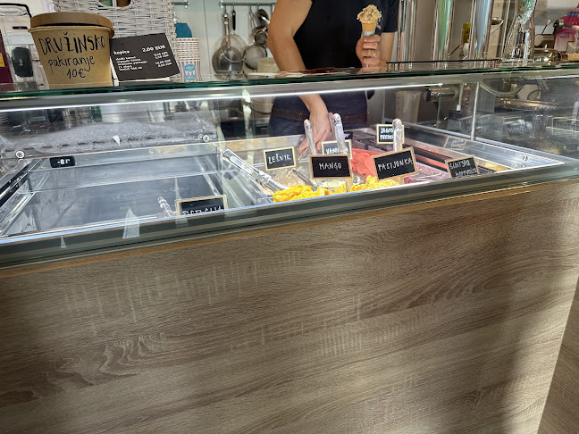 Kavarnica Karolina - Gastronomija in gostinstvo