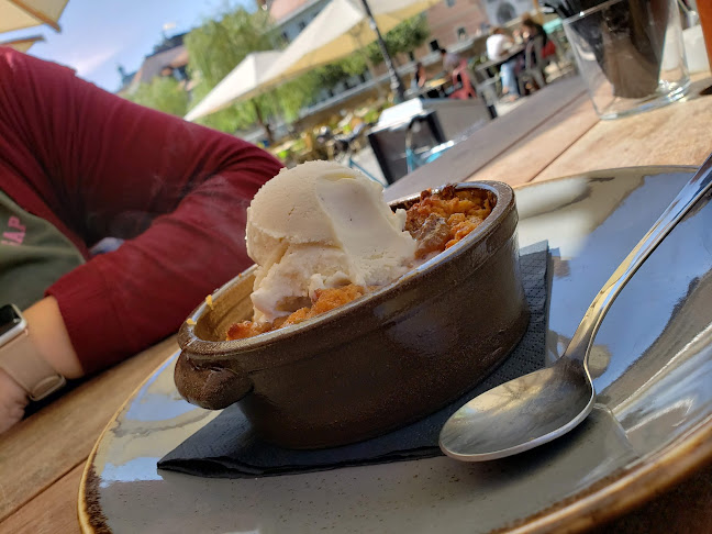 Cankarjevo nabrežje 3, 1000 Ljubljana