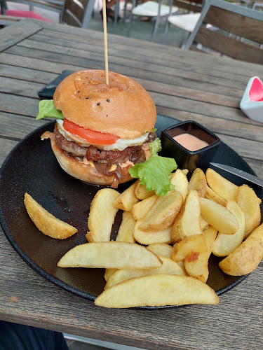 Restavracija Bežigrajski dvor - Gastronomija in gostinstvo