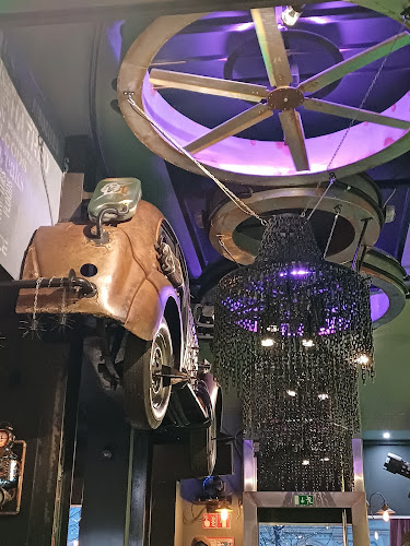 Bunker postapocalyptic steampunk bar - Gastronomija in gostinstvo