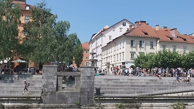 Opinii despre Nedeljski bolšji trg - sejem starin v Ljubljani • Flea Market Ljubljana - Antique fair în Ljubljana - Gastronomija in gostinstvo