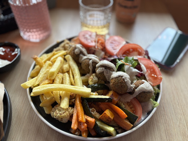 Tavci Kuhna & Ayatana deli - Gastronomija in gostinstvo