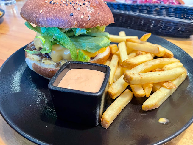 Opinii despre Restavracija Bežigrajski dvor în Ljubljana - Gastronomija in gostinstvo