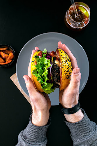 Tavci Kuhna & Ayatana deli - Gastronomija in gostinstvo