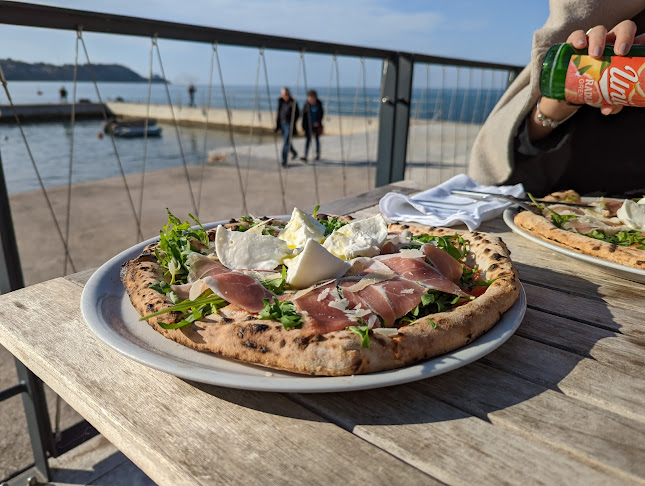 Pinija Restaurant & Beach bar - Gastronomija in gostinstvo