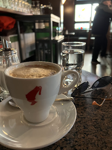 Ježek Bar - Gastronomija in gostinstvo