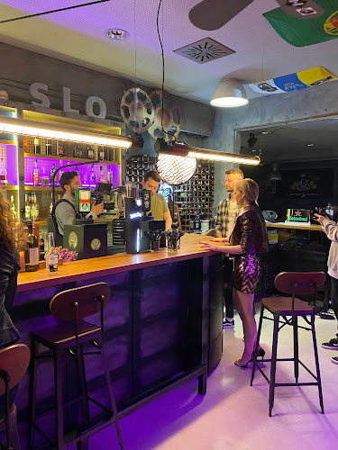 Two Riders bar - Gastronomija in gostinstvo