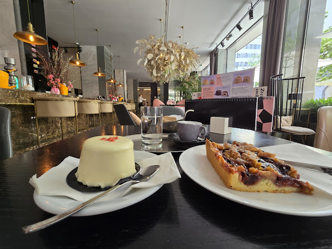 Kavarna Zvezda, Hotel Slon