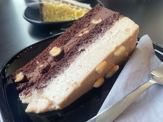 Tavci Kuhna & Ayatana deli - Gastronomija in gostinstvo