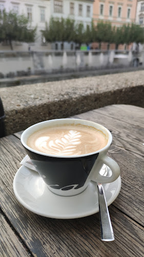 Slovenska Hiša - Gastronomija in gostinstvo