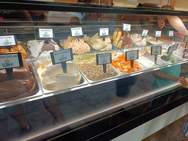 Sladoledarna in kavarna pri Ekremu