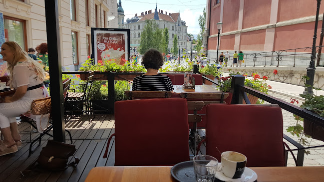 Dnevni Bar Podmornica - Gastronomija in gostinstvo