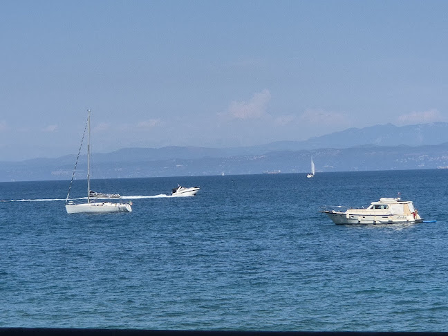 La Barracuda beach bar - Gastronomija in gostinstvo