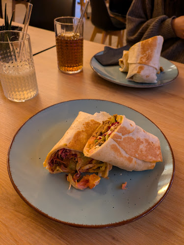 Tavci Kuhna & Ayatana deli - Gastronomija in gostinstvo