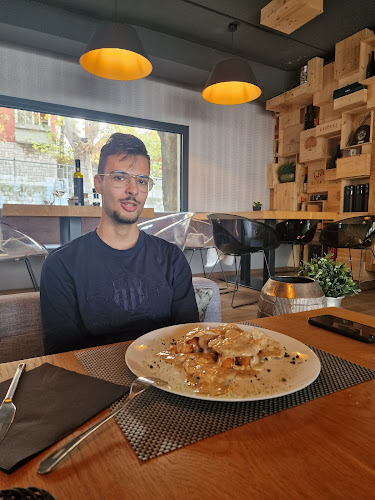 Savor bistro & wine bar