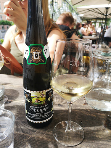 Slovenska Hiša - Gastronomija in gostinstvo