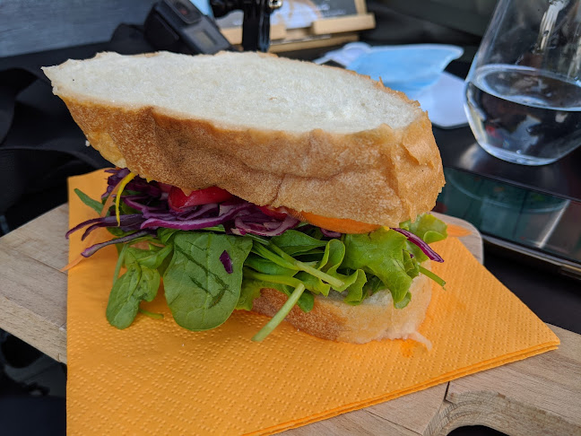 Tavci Kuhna & Ayatana deli - Gastronomija in gostinstvo