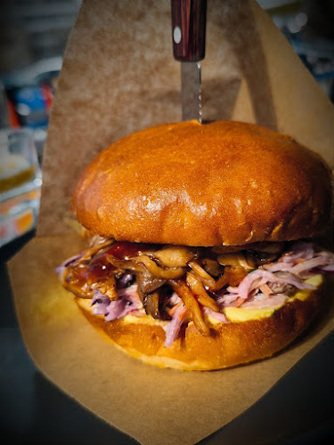 Crusty Kuhna - Gastronomija in gostinstvo